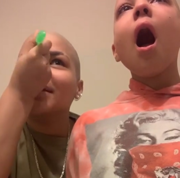 Su hermana tiene cáncer y ella se rapa para demostrarle su amor. (Captura)