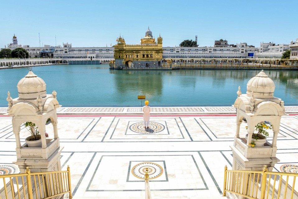 India. Un devoto está frente al Templo Dorado durante el cierre nacional impuesto como medida preventiva contra el Covid-19. (AFP)