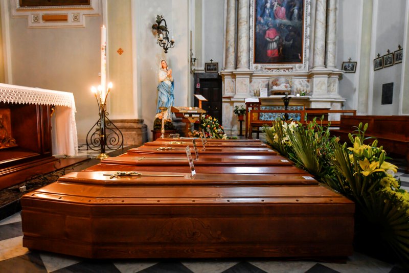 Italia es el país con el mayor número de decesos, con 13 mil 915 muertos. (AP)