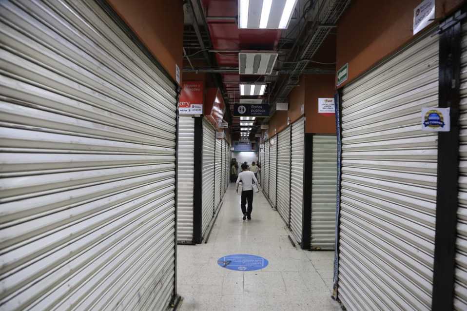 Locatarios de la plaza de la tecnología bajan las cortinas.  (Andrés Lobato)