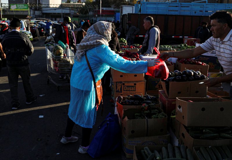 La mujer estuvo en contacto con trabajadores y clientes de un mercado. (AP)