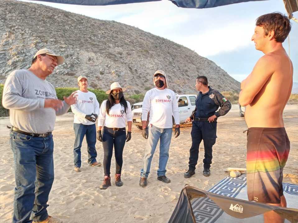 Los policías recorren las playas para pedir a la gente que se retire. (Margarita Rojas)
