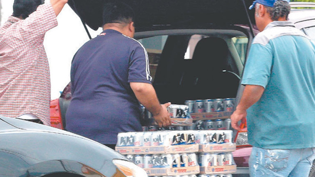 Regios realizan compras masivas de cerveza ante posible ley seca por Covid-19