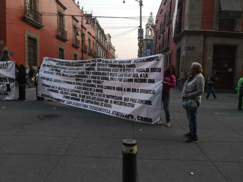 Vecinos de Iztapalapa protestan en Palacio Nacional por falta de agua