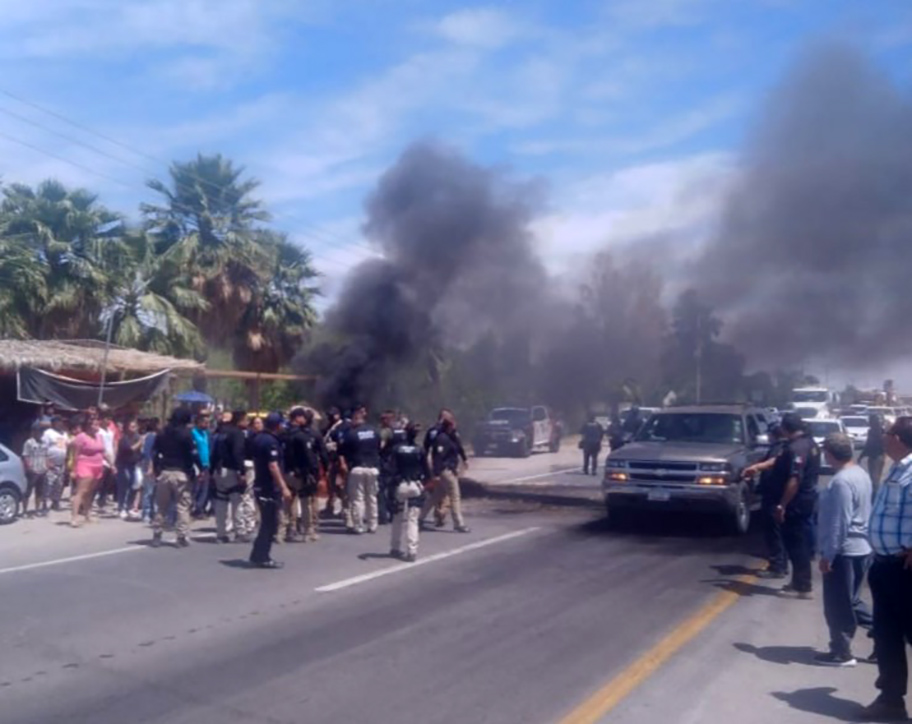 Bloquean carretera por desabasto de agua en Coahuila. (Especial)
