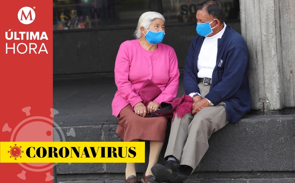 Coronavirus en el mundo, 4 de abril: dos personas conversan en Ecuador (AP).