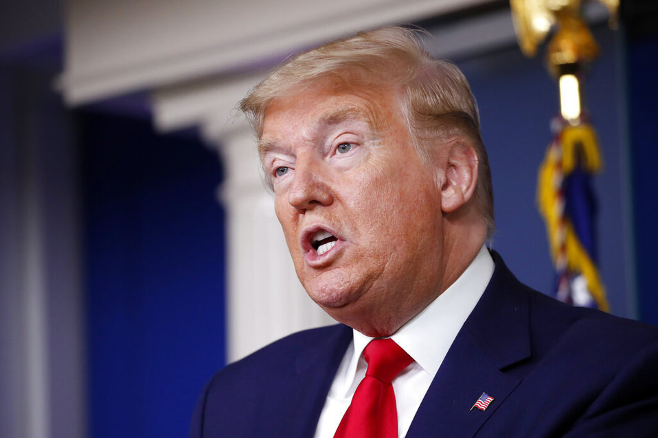 Donald Trump en la conferencia por el coronavirus en la Casa Blanca. (AP)