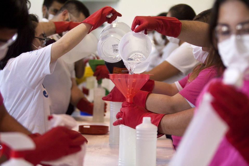 Empresas se han dado a la tarea de la fabricación de gel antibacterial ante el desabasto. (Archivo/cuartoscuro)