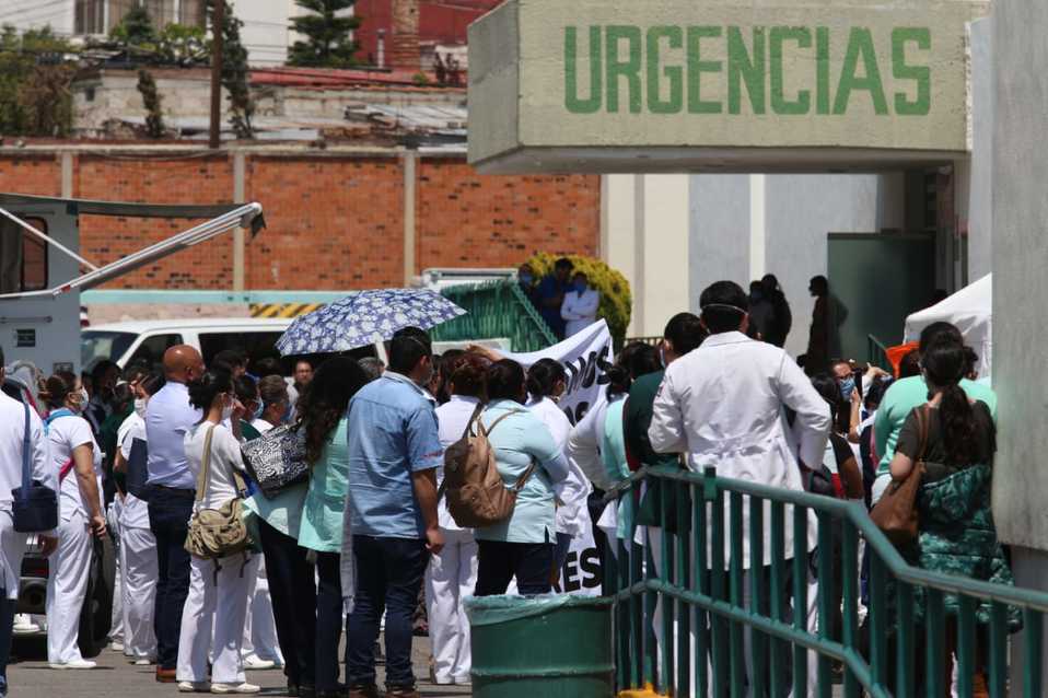 Enfermeros y médicos del IMSS se manifiestan en Pachuca. (Jorge Sánchez)