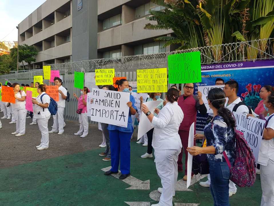 Los funcionarios protestan frente al hospital. (Foto: Javier Trujillo)