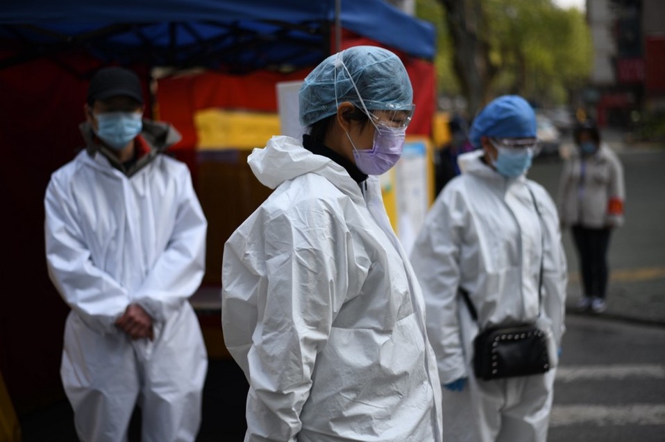 Médicos pararon por tres minutos por homenajearon a los médicos que fallecieron por la pandemia. (AFP)
