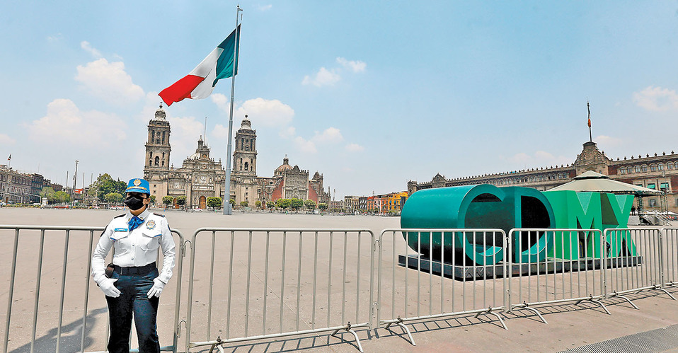 Como medida de prevención para evitar contagios, ayer fue cerrado el Zócalo capitalino. (Araceli López)