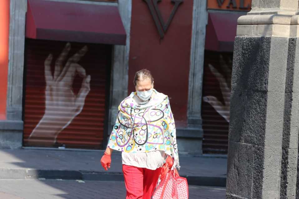 Mujer con tapabocas camina por la CdMx. (Javier Ríos)