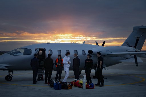 Francia. Personal de un avión descarga equipo médico después de evacuar a un paciente de covid-19 a un hospital en París. (AFP)