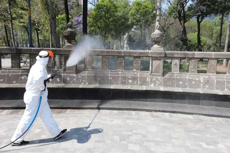 Personal del gobierno de la Ciudad de México sanitiza la Alameda Central. (Javier Ríos)