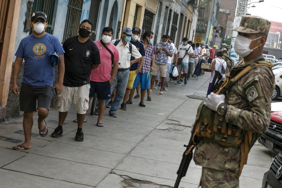Perú tiene una de las mayores restricciones sociales por el coronavirus. (AP)