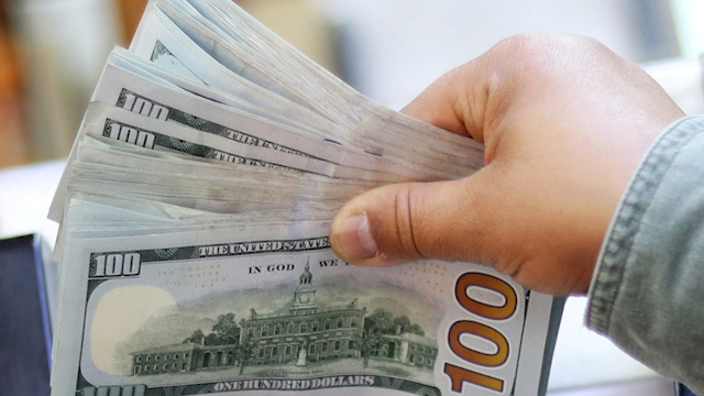 Peso cae y dólar supera los $25 en bancos