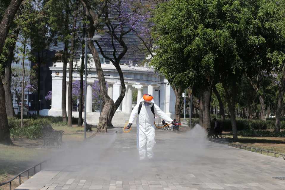 Sanitizan Alameda Central de CdMx. | Javier Ríos