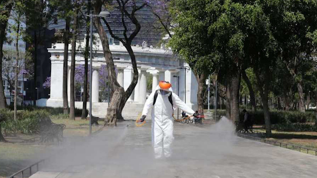 Sanitizan Alameda Central de CdMx por Covid-19