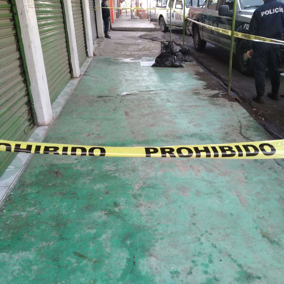 Fue arrojado a una acera. (ESPECIAL)