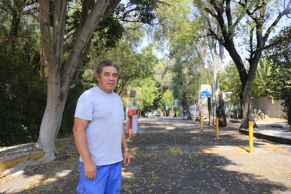 Adrián Eleazar Armenta, jefe de salvavidas en el club Agua Azul, platicó que es la primera vez que no vivirán un Sábado de Gloria. (Andrés Lobato)