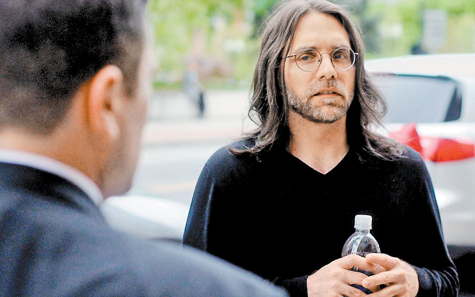 El falso gurú, custodiado cuando debió enfrentar su juicio en la corte de Brooklyn en mayo de 2019. (Especial)