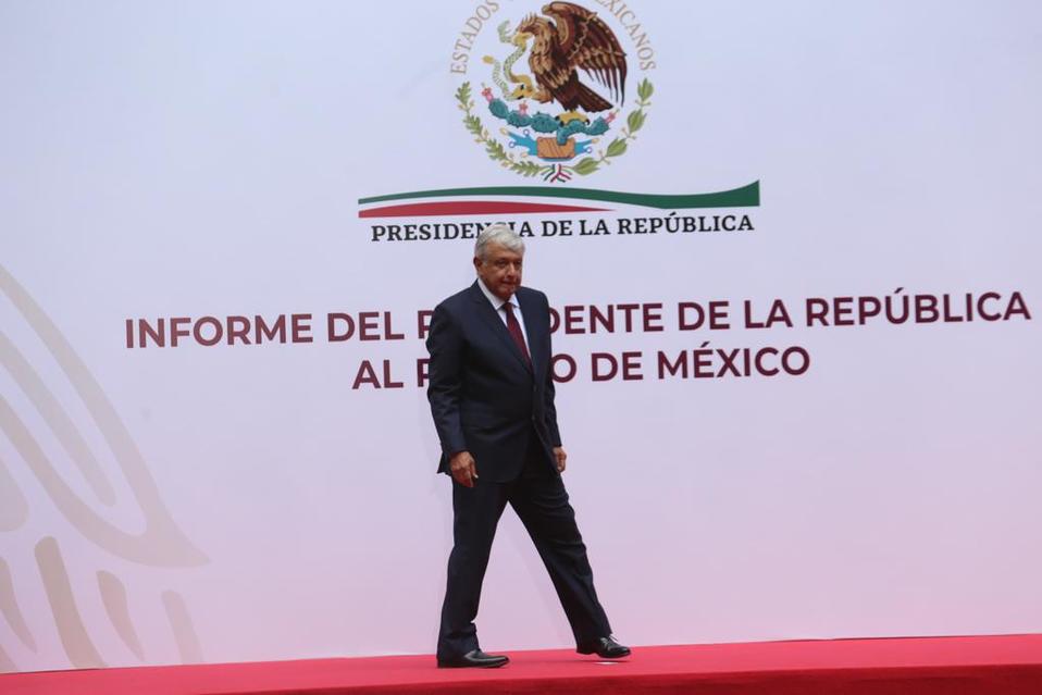 Informó López Obrador que se eliminarán los aguinaldos en cargos altos y se reducirá la publicidad oficial del gobierno en medios