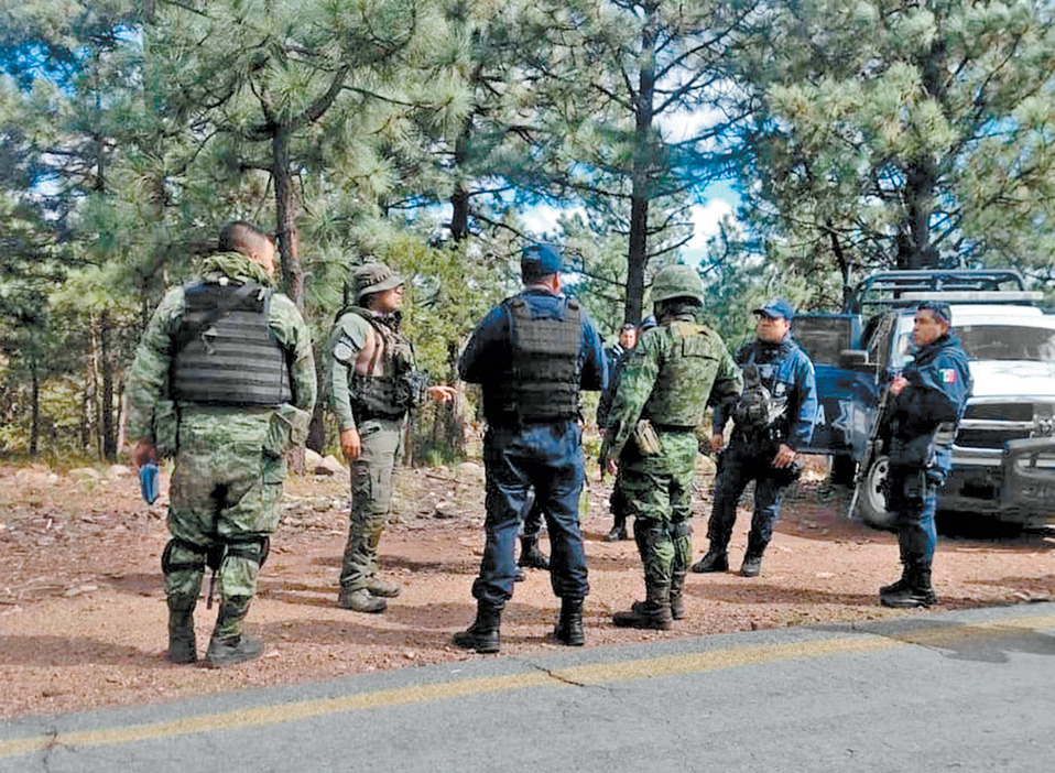 Militares y policías estatales resguardan la zona del enfrentamiento. (Especial)