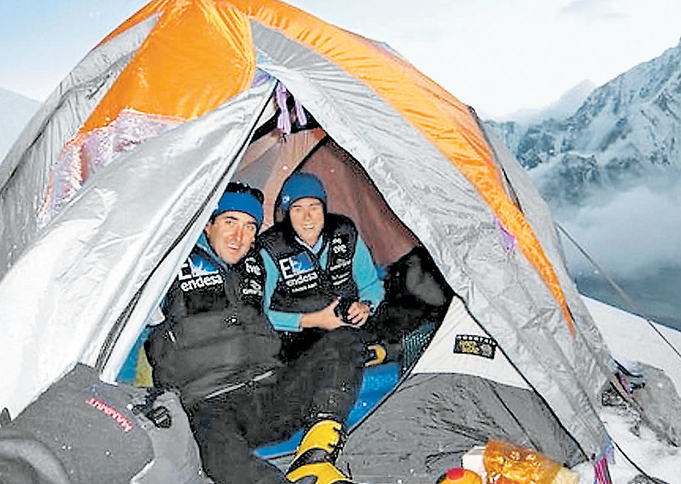 Pasabán, en la tienda de campaña junto a un compañero, durante la ascensión al Kangchenjunga en 2009. (MARCA)
