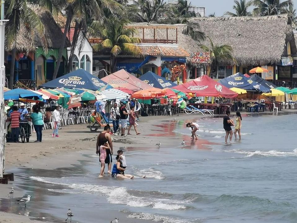 La Playa Villa del Mar lució llena pese a la contingencia. (Isabel Zamudio)