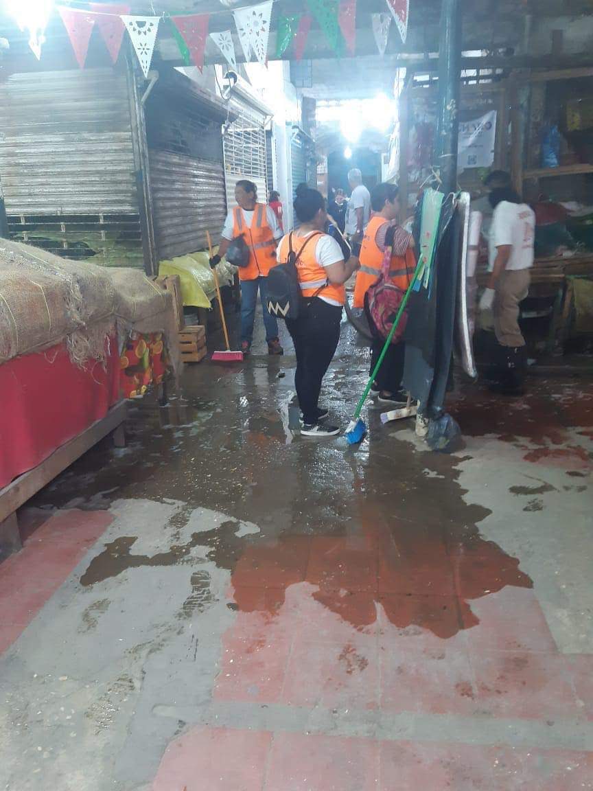 Sanitizan los viejos mercados de Tampico