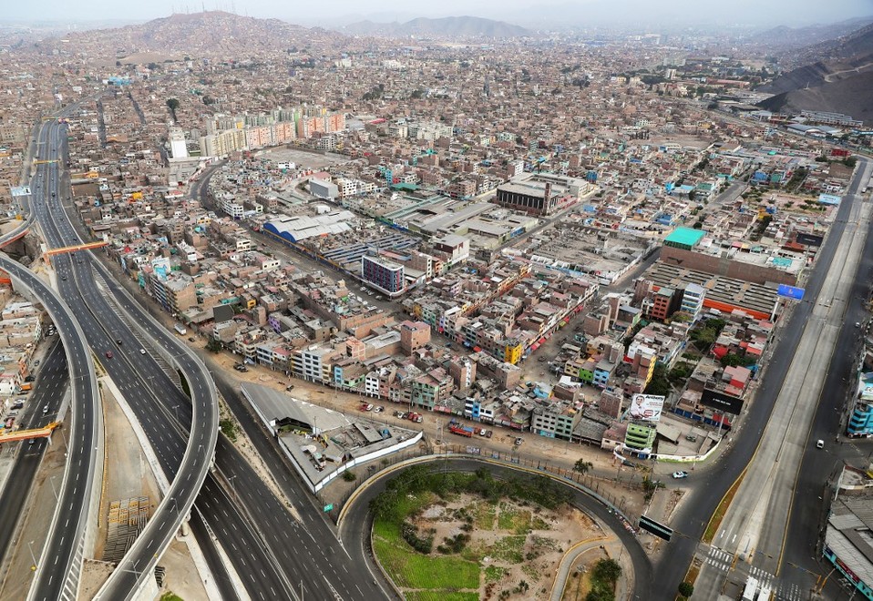 La calles de Lima completamente vacías con el toque de queda por coronavirus. (AFP)