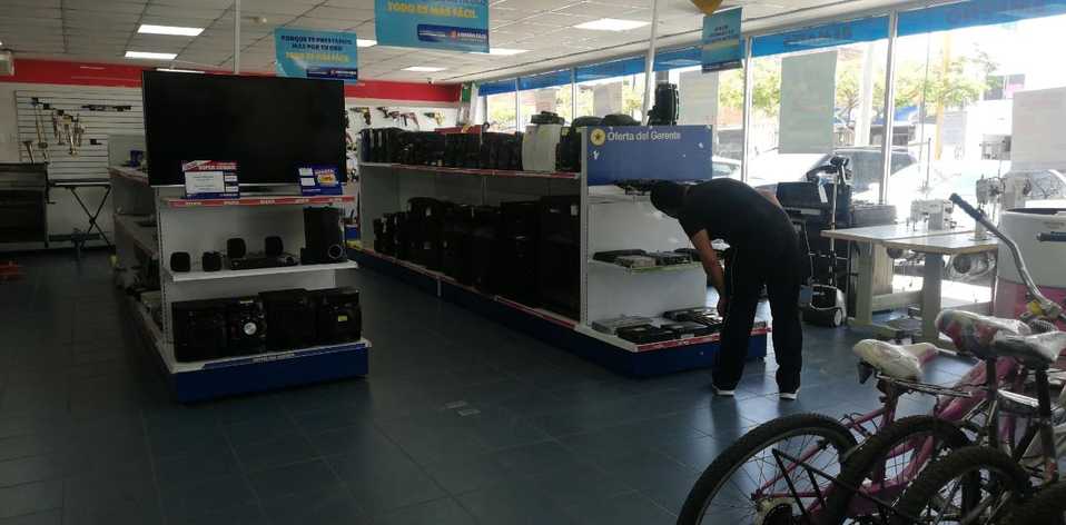 Celulares, joyas de oro, televisores son algunas de las cosas que han acudido a empeñar (Foto Juan Galván)