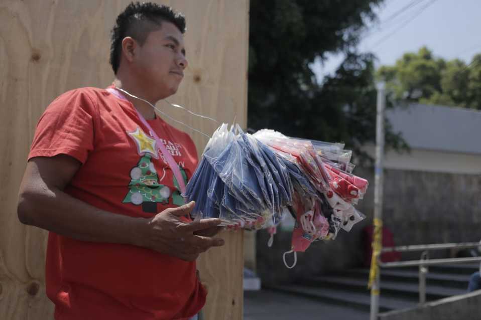 Coronavirus. Ambulantes venden cubrebocas "lavables"