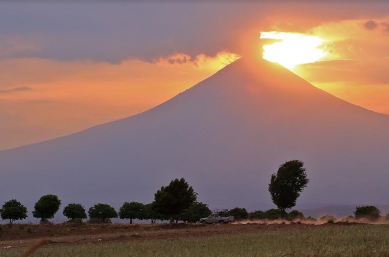 Un total de 137 exhalaciones y 2.28 horas de tremor, se registraron las últimas 24 horas en el volcán Popocatépetl. (Andrés Lobato)