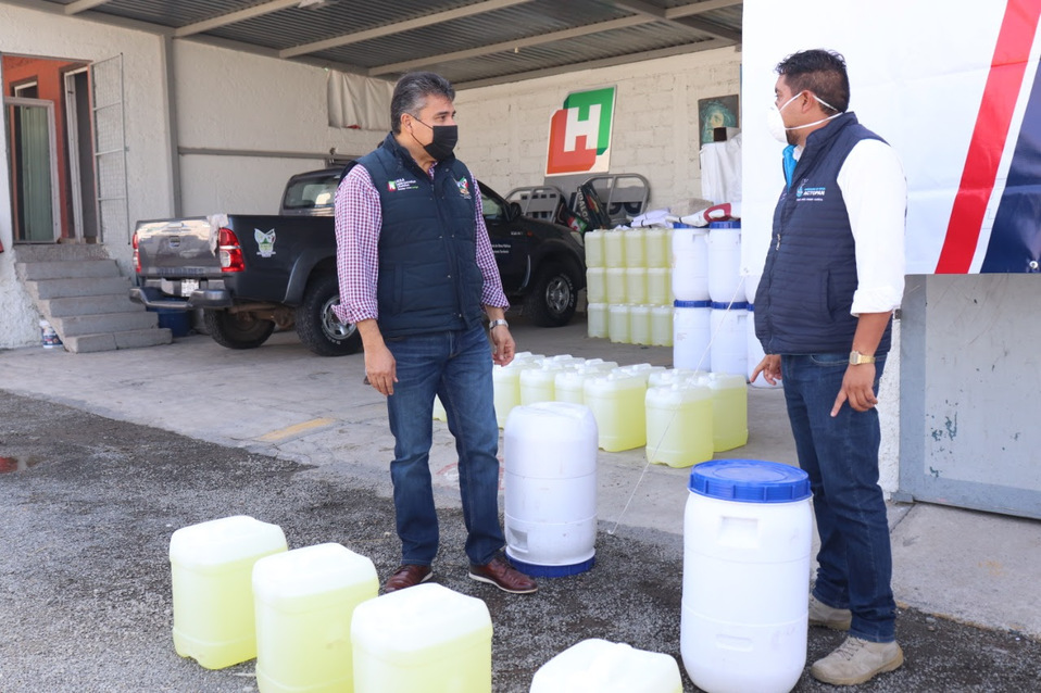 Leonardo Pérez Cañva. director de la CEAA, en la entrega del producto. (Cortesía)