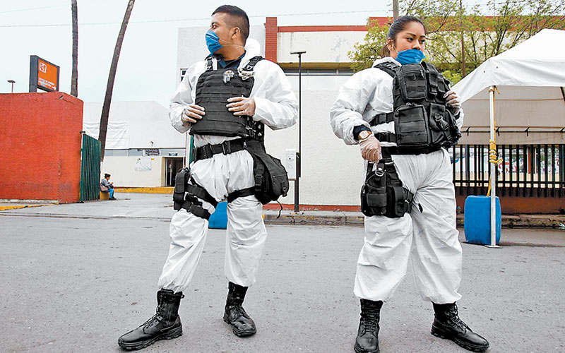 Policías de Apodaca llevan trajes especiales debajo del equipo de seguridad. (Cuartoscuro)
