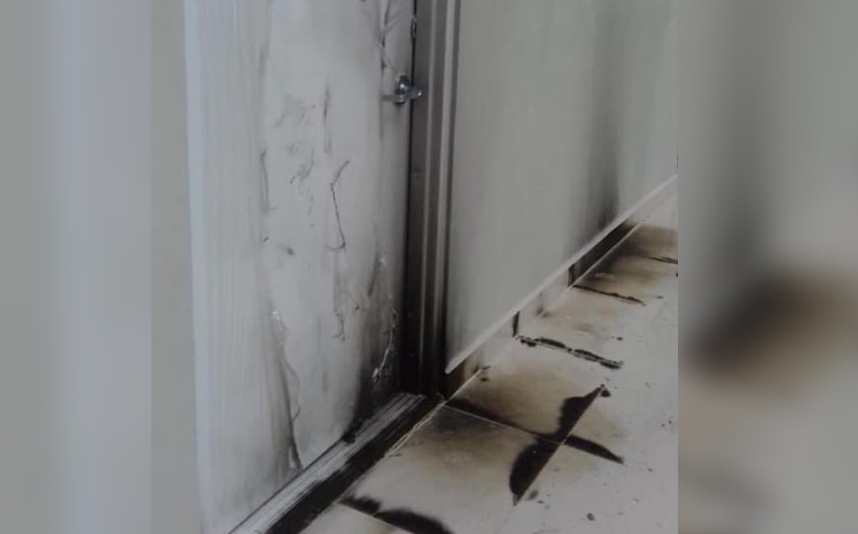 Algunas puertas de acceso y ventanas fueron las que más resultaron dañadas. (Especial)