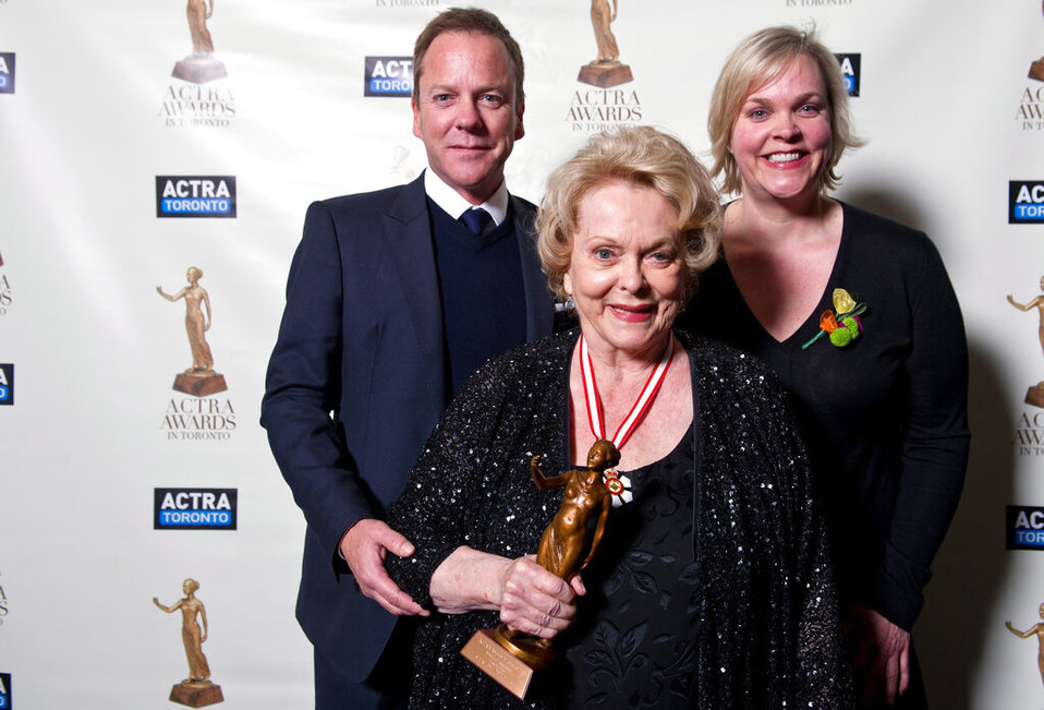 Shirley Douglas posa con sus hijos, el actor Kiefer Sutherland y la productora Rachel Sutherland, tras recibir el Premio A la Excelencia ACTRA en Toro