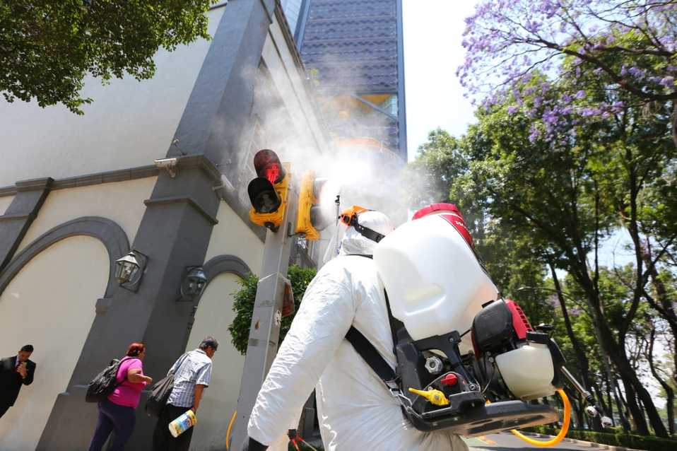Trabajadores realizan sanitización en Paseo de la Reforma por coronavirus. (Héctor Téllez)