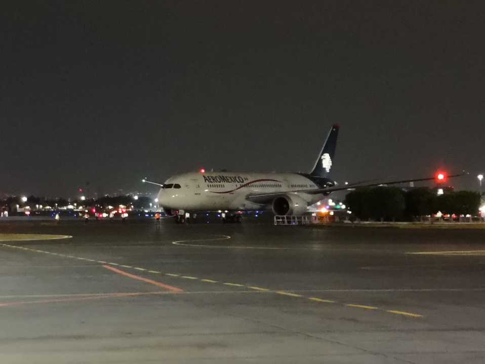 El avión llegó procedente de China con insumos médicos. (Jorge Becerril)