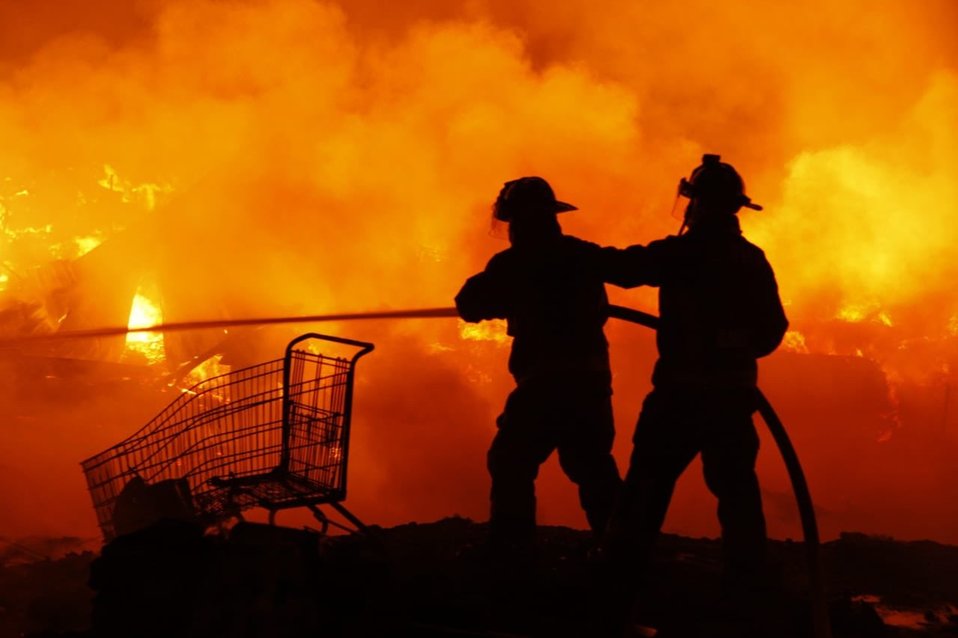 Bomberos de CdMx sofocan incendio en Central de Abasto. | Twitter @Bomberos_CDMX