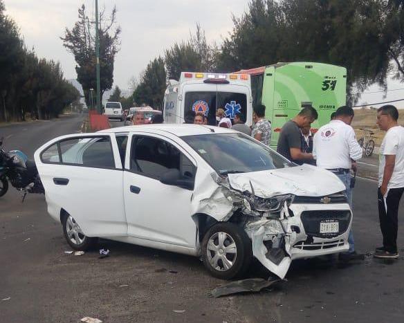 Choque de dos autos en Eje 10 en Tláhuac. (Jorge Becerril)