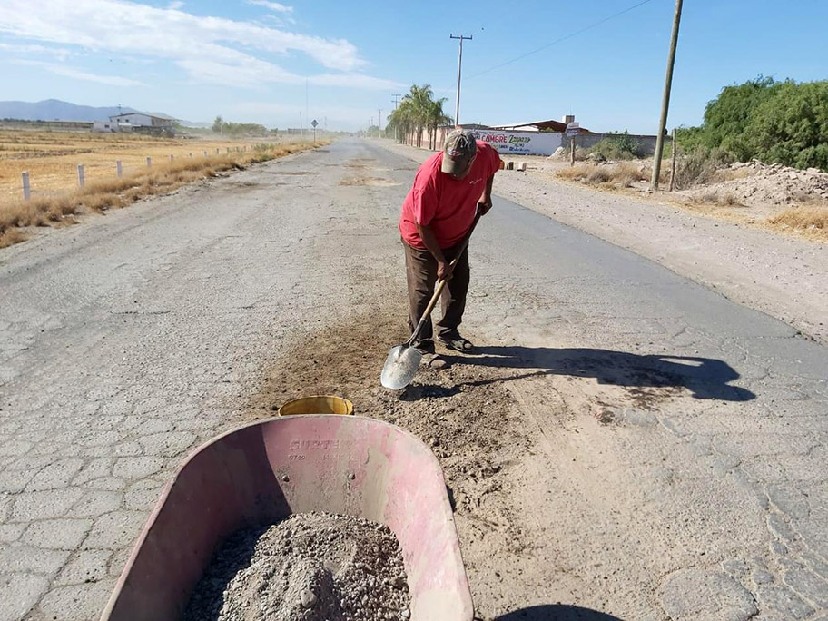 Don Daniel tapa baches para mantener a su familia. (Cortesía)