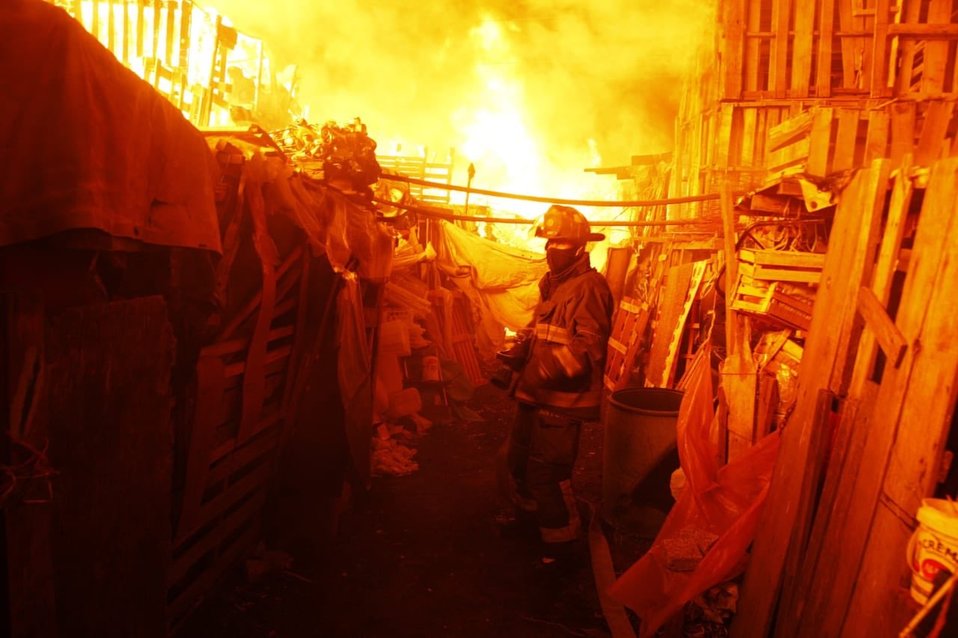 El incendio en la Central de Abasto fue sofocado tras casi cuatro horas de labores. | Twitter @Bomberos_CDMX