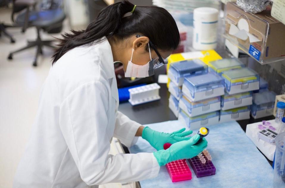 Johnson and Johnson trabaja en vacuna contra covid-19 (Especial)