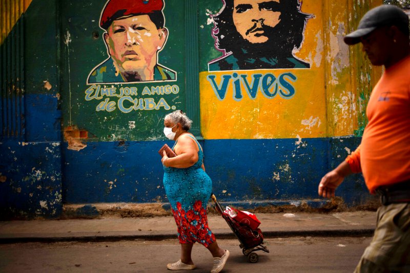 Miles de cubanos dependen de las recargas móviles que envían familiares y amigos desde el exterior. (AP)