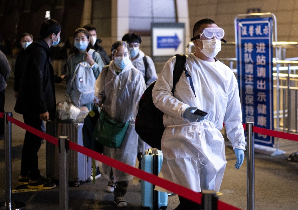 Miles de ​pasajeros abandonan Wuhan tras el fin del confinamiento