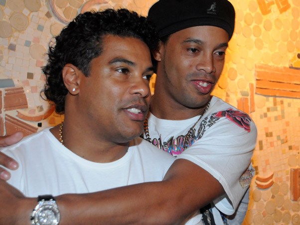 Ronaldinho y su hermano seguirán en prisión domiciliaria (Especial)