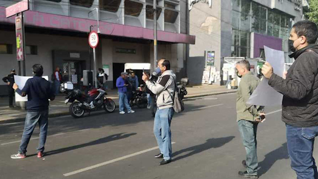 Trabajadores del Metro de CdMx bloquean avenida Izazaga